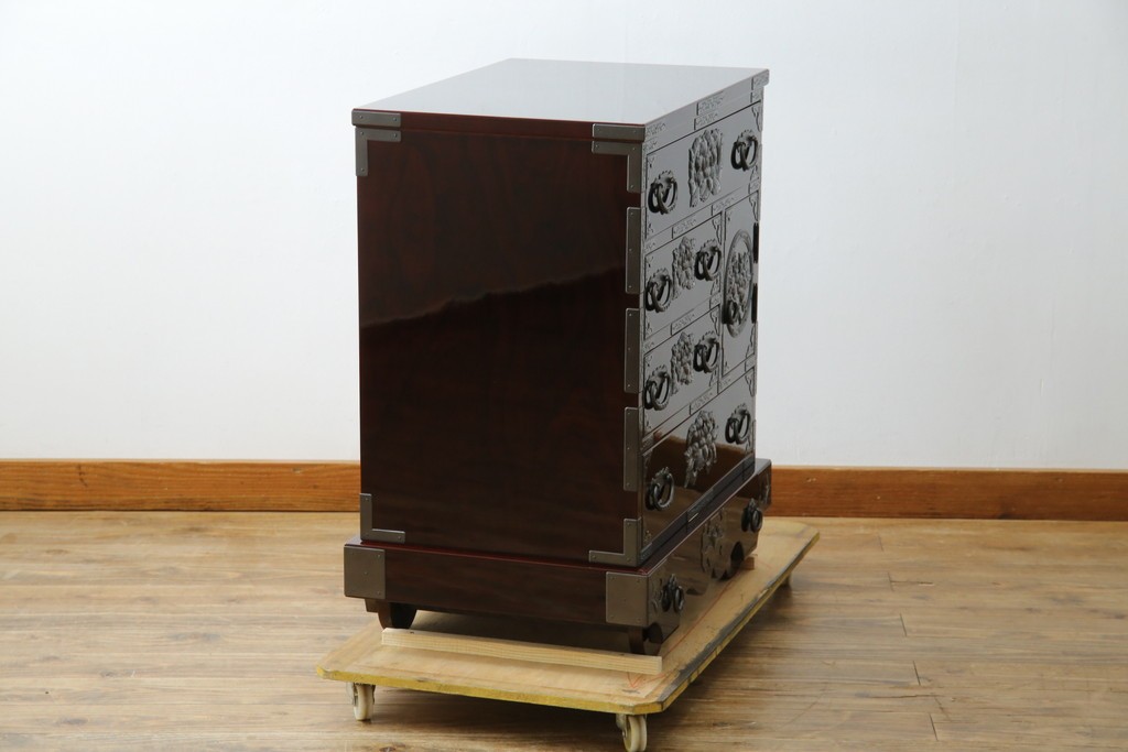 中古　超美品!!　岩谷堂箪笥　木地呂塗り　丁寧な造りの手打ち金具が目を惹く栗駒8号車タンス　定価約160万円　(R-068238)