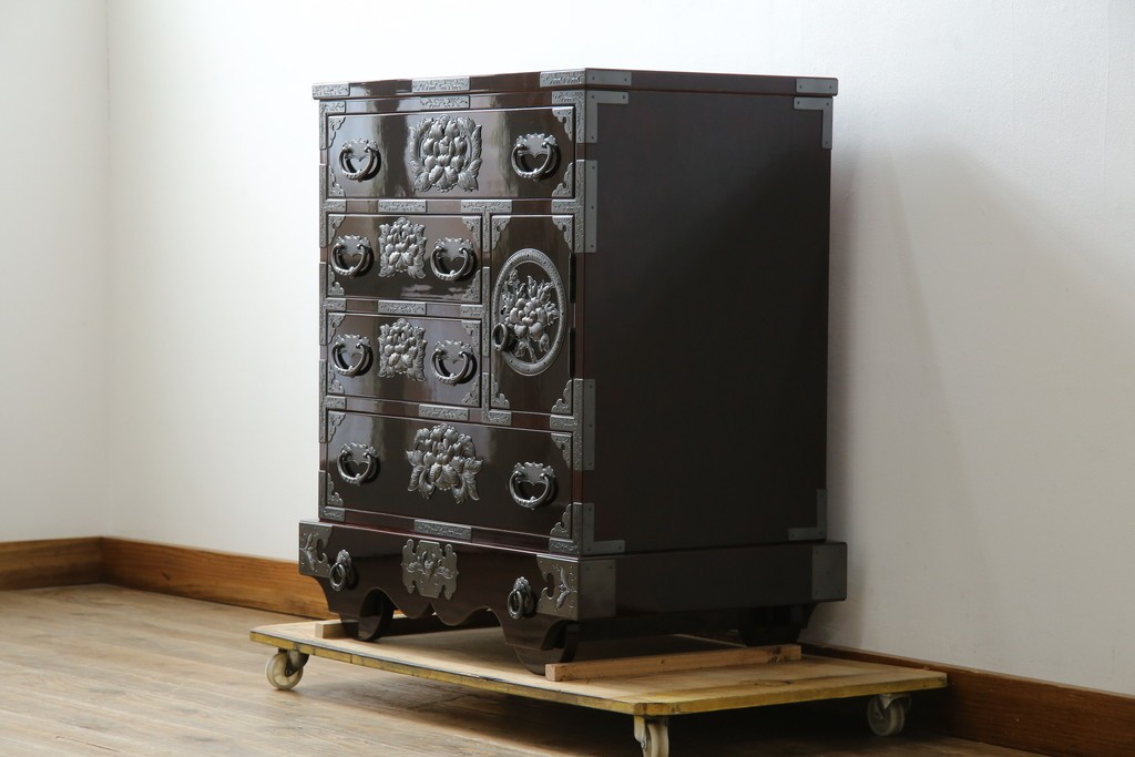 中古　超美品!!　岩谷堂箪笥　木地呂塗り　丁寧な造りの手打ち金具が目を惹く栗駒8号車タンス　定価約160万円　(R-068238)