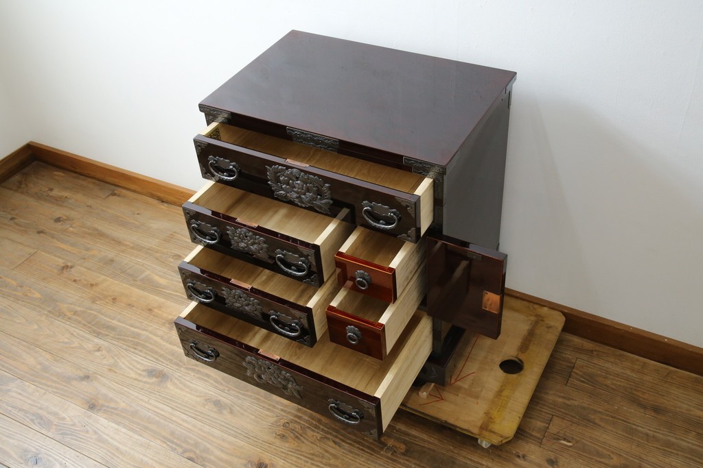 中古　超美品!!　岩谷堂箪笥　木地呂塗り　丁寧な造りの手打ち金具が目を惹く栗駒8号車タンス　定価約160万円　(R-068238)