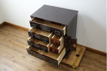 中古　超美品!!　岩谷堂箪笥　木地呂塗り　丁寧な造りの手打ち金具が目を惹く栗駒8号車タンス　定価約160万円　(R-068238)