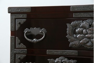 中古　超美品!!　岩谷堂箪笥　木地呂塗り　丁寧な造りの手打ち金具が目を惹く栗駒8号車タンス　定価約160万円　(R-068238)