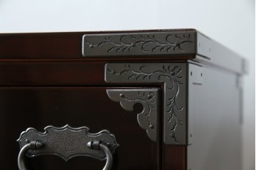 中古　超美品!!　岩谷堂箪笥　木地呂塗り　丁寧な造りの手打ち金具が目を惹く栗駒8号車タンス　定価約160万円　(R-068238)