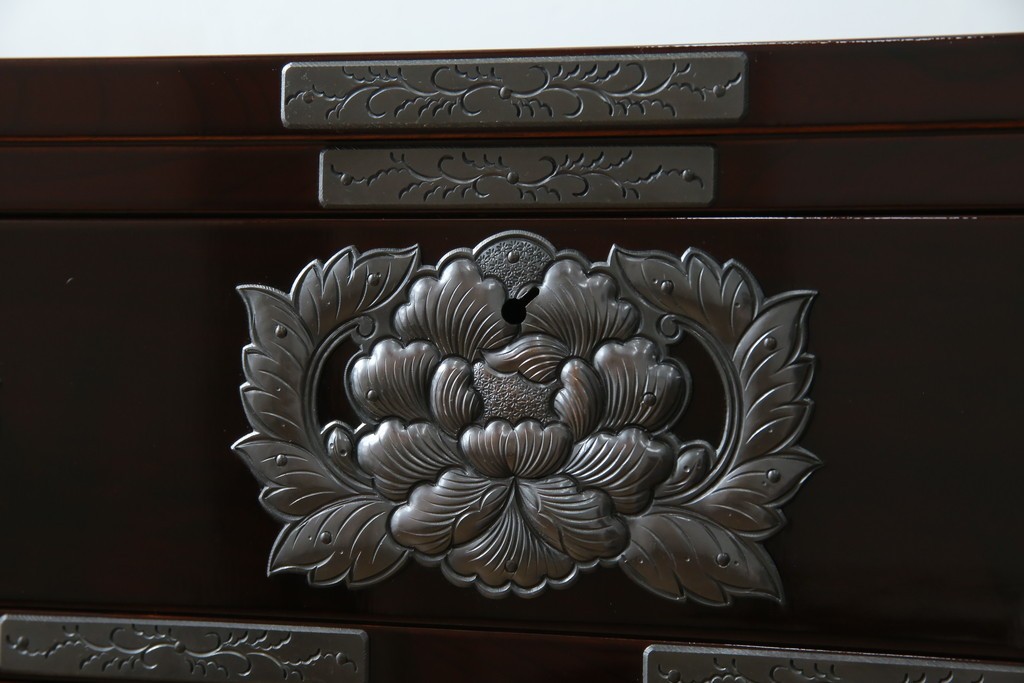 中古　超美品!!　岩谷堂箪笥　木地呂塗り　丁寧な造りの手打ち金具が目を惹く栗駒8号車タンス　定価約160万円　(R-068238)