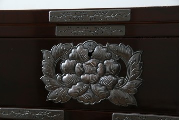 中古　超美品!!　岩谷堂箪笥　木地呂塗り　丁寧な造りの手打ち金具が目を惹く栗駒8号車タンス　定価約160万円　(R-068238)