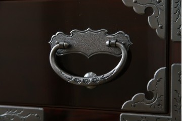 中古　超美品!!　岩谷堂箪笥　木地呂塗り　丁寧な造りの手打ち金具が目を惹く栗駒8号車タンス　定価約160万円　(R-068238)