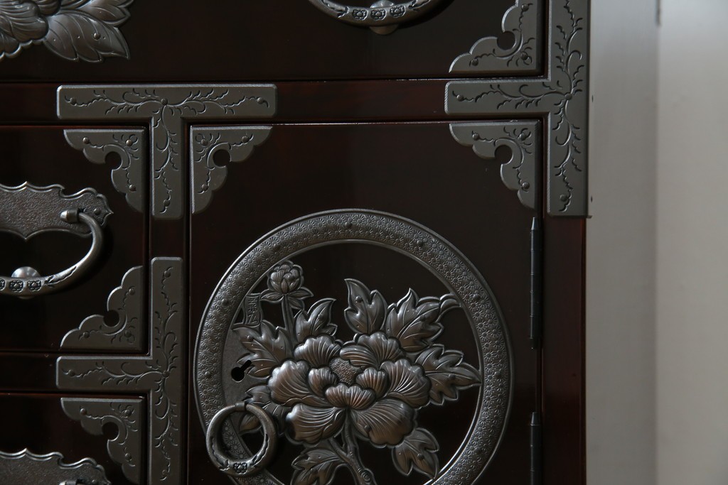 中古　超美品!!　岩谷堂箪笥　木地呂塗り　丁寧な造りの手打ち金具が目を惹く栗駒8号車タンス　定価約160万円　(R-068238)