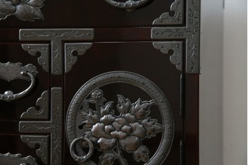 中古　超美品!!　岩谷堂箪笥　木地呂塗り　丁寧な造りの手打ち金具が目を惹く栗駒8号車タンス　定価約160万円　(R-068238)