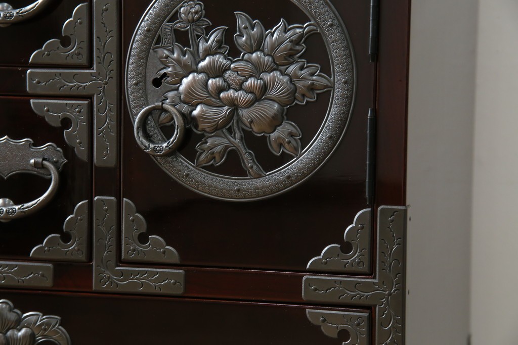 中古　超美品!!　岩谷堂箪笥　木地呂塗り　丁寧な造りの手打ち金具が目を惹く栗駒8号車タンス　定価約160万円　(R-068238)