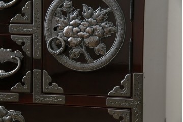 中古　超美品!!　岩谷堂箪笥　木地呂塗り　丁寧な造りの手打ち金具が目を惹く栗駒8号車タンス　定価約160万円　(R-068238)