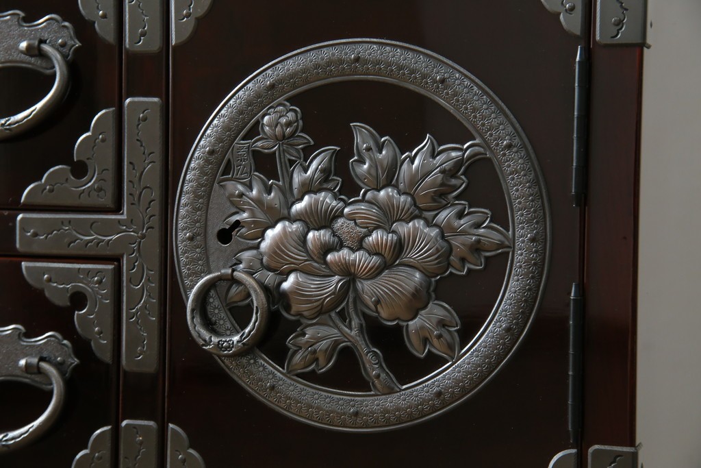 中古　超美品!!　岩谷堂箪笥　木地呂塗り　丁寧な造りの手打ち金具が目を惹く栗駒8号車タンス　定価約160万円　(R-068238)