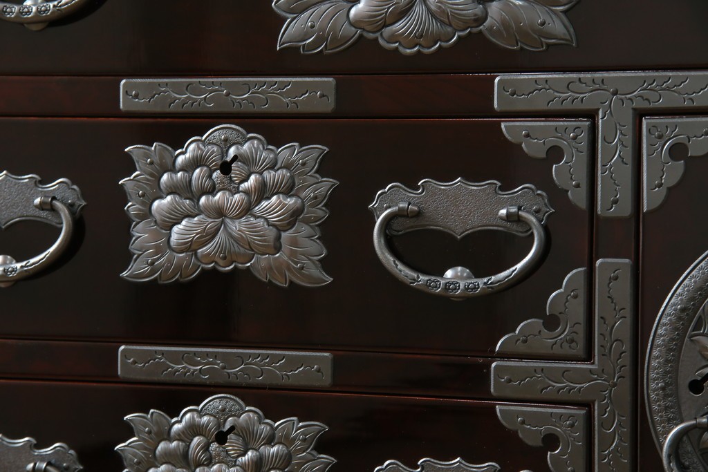 中古　超美品!!　岩谷堂箪笥　木地呂塗り　丁寧な造りの手打ち金具が目を惹く栗駒8号車タンス　定価約160万円　(R-068238)