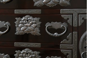 中古　超美品!!　岩谷堂箪笥　木地呂塗り　丁寧な造りの手打ち金具が目を惹く栗駒8号車タンス　定価約160万円　(R-068238)