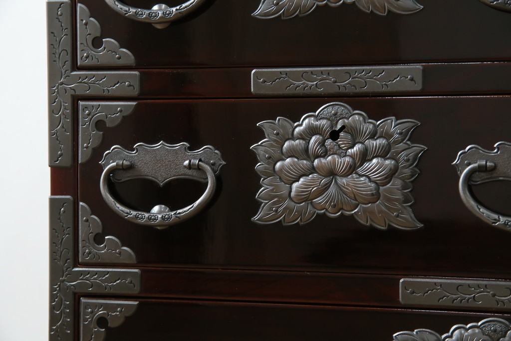 中古　超美品!!　岩谷堂箪笥　木地呂塗り　丁寧な造りの手打ち金具が目を惹く栗駒8号車タンス　定価約160万円　(R-068238)