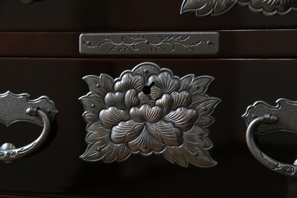 中古　超美品!!　岩谷堂箪笥　木地呂塗り　丁寧な造りの手打ち金具が目を惹く栗駒8号車タンス　定価約160万円　(R-068238)