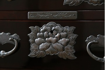 中古　超美品!!　岩谷堂箪笥　木地呂塗り　丁寧な造りの手打ち金具が目を惹く栗駒8号車タンス　定価約160万円　(R-068238)