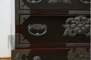 中古　超美品!!　岩谷堂箪笥　木地呂塗り　丁寧な造りの手打ち金具が目を惹く栗駒8号車タンス　定価約160万円　(R-068238)