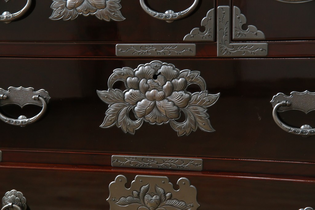 中古　超美品!!　岩谷堂箪笥　木地呂塗り　丁寧な造りの手打ち金具が目を惹く栗駒8号車タンス　定価約160万円　(R-068238)