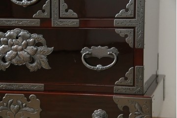 中古　超美品!!　岩谷堂箪笥　木地呂塗り　丁寧な造りの手打ち金具が目を惹く栗駒8号車タンス　定価約160万円　(R-068238)