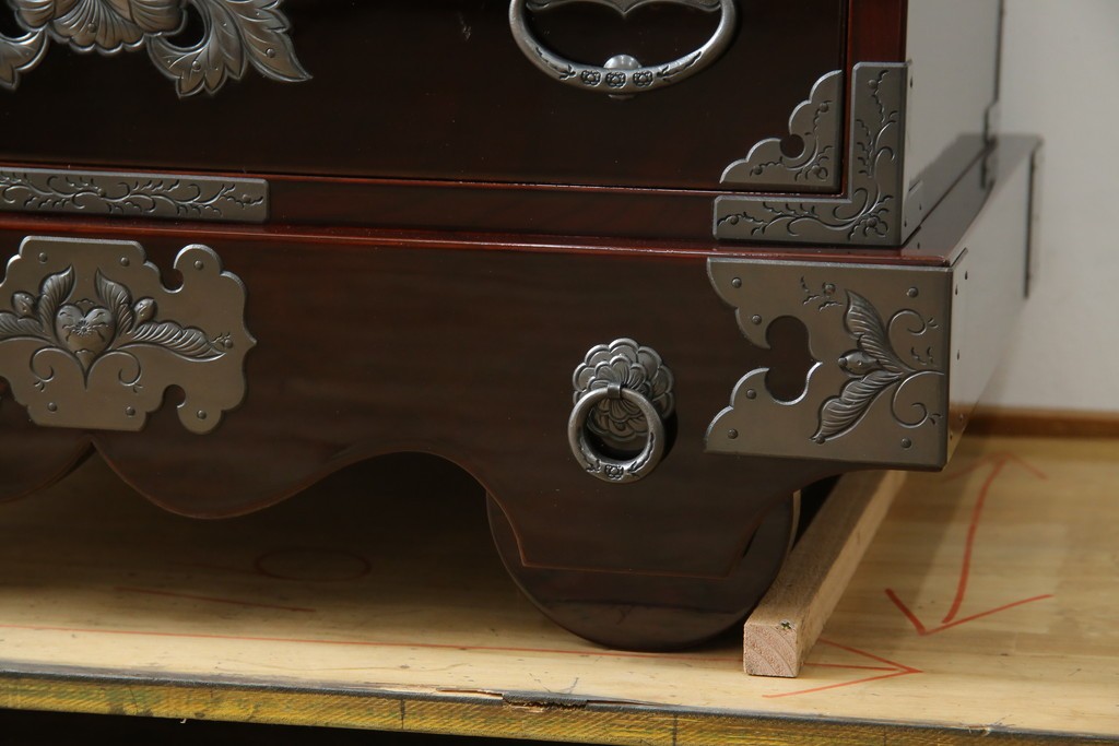 中古　超美品!!　岩谷堂箪笥　木地呂塗り　丁寧な造りの手打ち金具が目を惹く栗駒8号車タンス　定価約160万円　(R-068238)