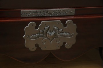 中古　超美品!!　岩谷堂箪笥　木地呂塗り　丁寧な造りの手打ち金具が目を惹く栗駒8号車タンス　定価約160万円　(R-068238)