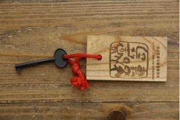 中古　超美品!!　岩谷堂箪笥　木地呂塗り　丁寧な造りの手打ち金具が目を惹く栗駒8号車タンス　定価約160万円　(R-068238)