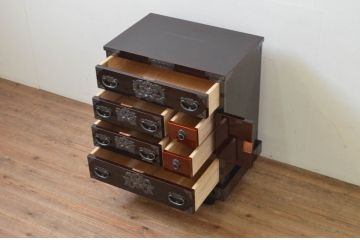中古　超美品!!　岩谷堂箪笥　木地呂塗り　丁寧な造りの手打ち金具が目を惹く栗駒8号車タンス(車箪笥、衣装箪笥、和タンス、収納たんす、整理箪笥、引き出し)(定価約160万円)(R-068238)