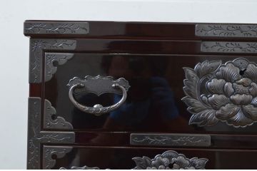 中古　超美品!!　岩谷堂箪笥　木地呂塗り　丁寧な造りの手打ち金具が目を惹く栗駒8号車タンス(車箪笥、衣装箪笥、和タンス、収納たんす、整理箪笥、引き出し)(定価約160万円)(R-068238)