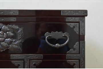 中古　超美品!!　岩谷堂箪笥　木地呂塗り　丁寧な造りの手打ち金具が目を惹く栗駒8号車タンス(車箪笥、衣装箪笥、和タンス、収納たんす、整理箪笥、引き出し)(定価約160万円)(R-068238)
