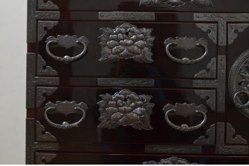 中古　超美品!!　岩谷堂箪笥　木地呂塗り　丁寧な造りの手打ち金具が目を惹く栗駒8号車タンス(車箪笥、衣装箪笥、和タンス、収納たんす、整理箪笥、引き出し)(定価約160万円)(R-068238)