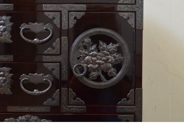 中古　超美品!!　岩谷堂箪笥　木地呂塗り　丁寧な造りの手打ち金具が目を惹く栗駒8号車タンス(車箪笥、衣装箪笥、和タンス、収納たんす、整理箪笥、引き出し)(定価約160万円)(R-068238)