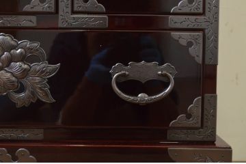 中古　超美品!!　岩谷堂箪笥　木地呂塗り　丁寧な造りの手打ち金具が目を惹く栗駒8号車タンス(車箪笥、衣装箪笥、和タンス、収納たんす、整理箪笥、引き出し)(定価約160万円)(R-068238)