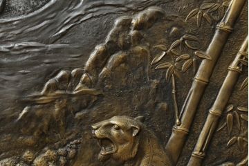 中古　銅板　彫金　枠欅(ケヤキ)材　武運　長久　阿吽　迫力ある龍虎の図が魅力的な小振りの衝立て(つい立て、衝い立て、パーテーション、間仕切り、店舗什器)(R-068240)
