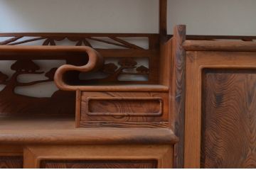 和製ビンテージ　肥松(老松、アブラマツ)　温かみのある色合いと美しい木目が魅力の茶棚(違い棚、飾り棚、収納棚、戸棚、ヴィンテージ)(R-068241)