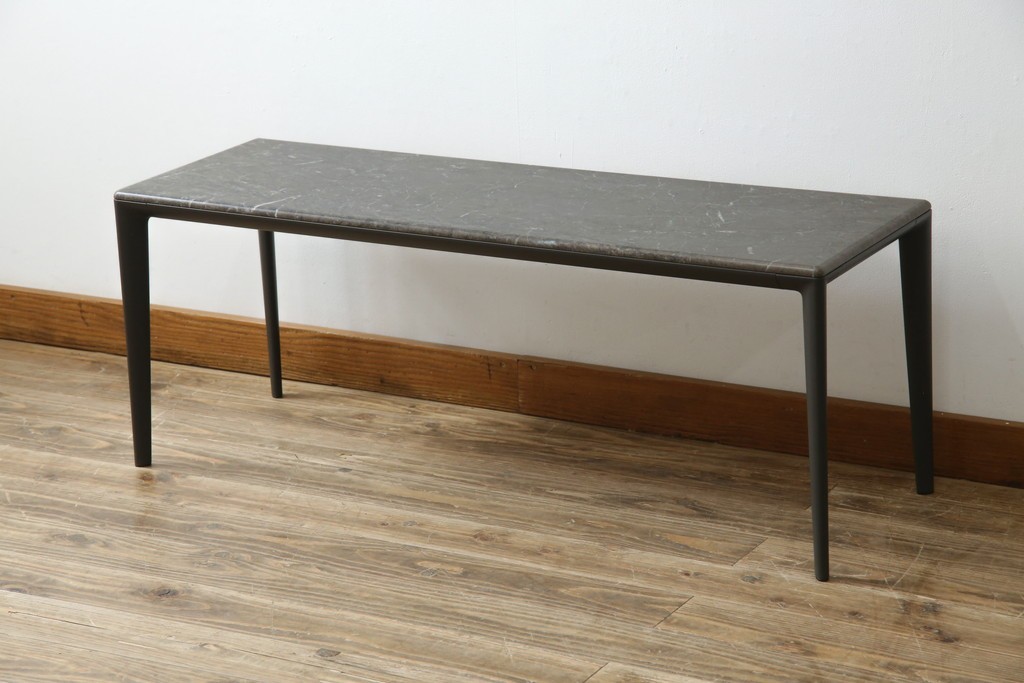 中古　美品!!　arflex(アルフレックス)　ERA(living table)　エラ　リビングテーブル　C.O.D.(シー・オー・ディー)デザイン　大理石の天板とスタイリッシュなシルエットが美しいテーブル　定価約31万円　(R-068242)