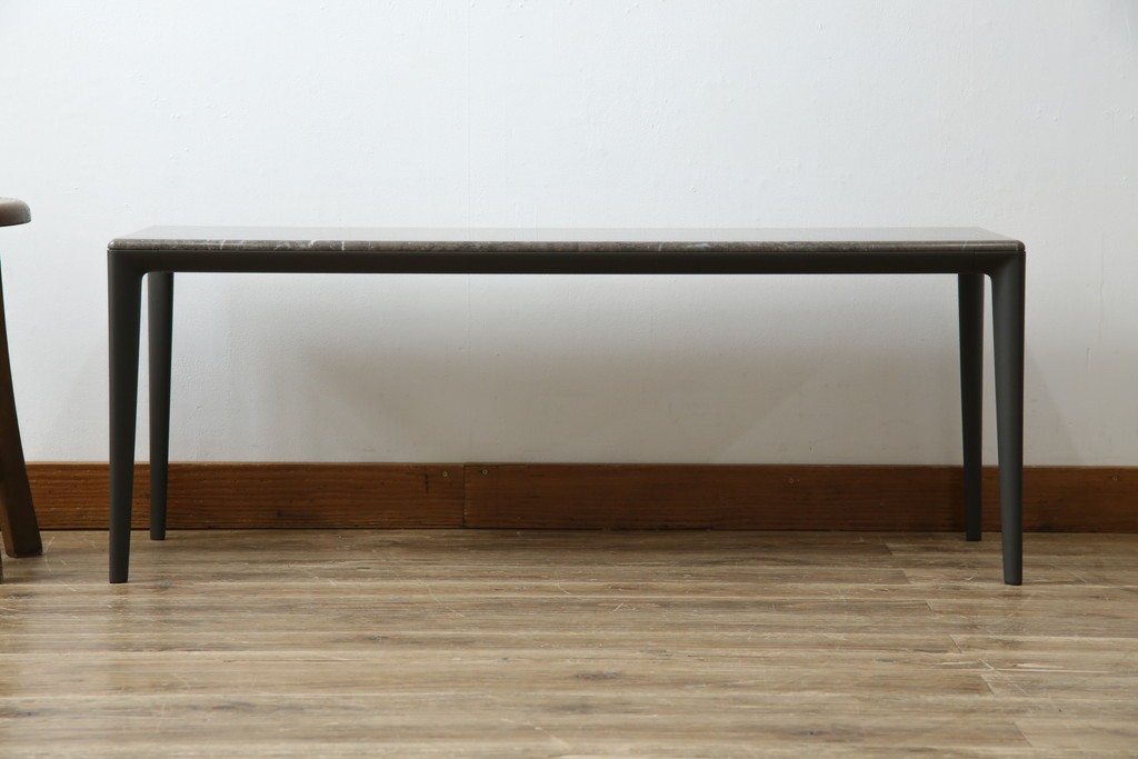 中古　美品!!　arflex(アルフレックス)　ERA(living table)　エラ　リビングテーブル　C.O.D.(シー・オー・ディー)デザイン　大理石の天板とスタイリッシュなシルエットが美しいテーブル　定価約31万円　(R-068242)