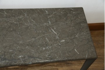 中古　美品!!　arflex(アルフレックス)　ERA(living table)　エラ　リビングテーブル　C.O.D.(シー・オー・ディー)デザイン　大理石の天板とスタイリッシュなシルエットが美しいテーブル　定価約31万円　(R-068242)