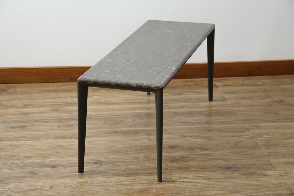 中古　美品!!　arflex(アルフレックス)　ERA(living table)　エラ　リビングテーブル　C.O.D.(シー・オー・ディー)デザイン　大理石の天板とスタイリッシュなシルエットが美しいテーブル　定価約31万円　(R-068242)