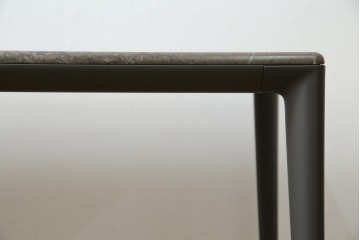 中古　美品!!　arflex(アルフレックス)　ERA(living table)　エラ　リビングテーブル　C.O.D.(シー・オー・ディー)デザイン　大理石の天板とスタイリッシュなシルエットが美しいテーブル　定価約31万円　(R-068242)