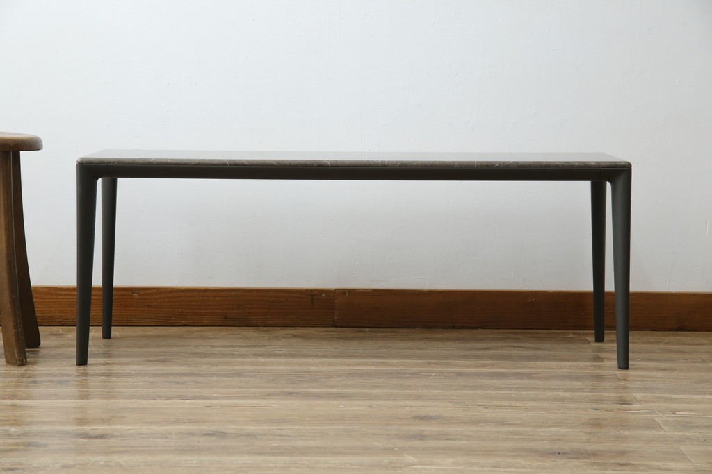 中古　美品!!　arflex(アルフレックス)　ERA(living table)　エラ　リビングテーブル　C.O.D.(シー・オー・ディー)デザイン　大理石の天板とスタイリッシュなシルエットが美しいテーブル　定価約31万円　(R-068242)