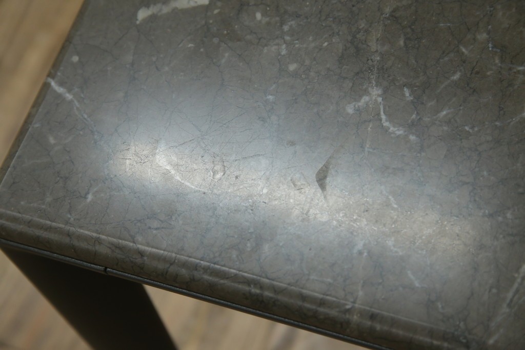 中古　美品!!　arflex(アルフレックス)　ERA(living table)　エラ　リビングテーブル　C.O.D.(シー・オー・ディー)デザイン　大理石の天板とスタイリッシュなシルエットが美しいテーブル　定価約31万円　(R-068242)