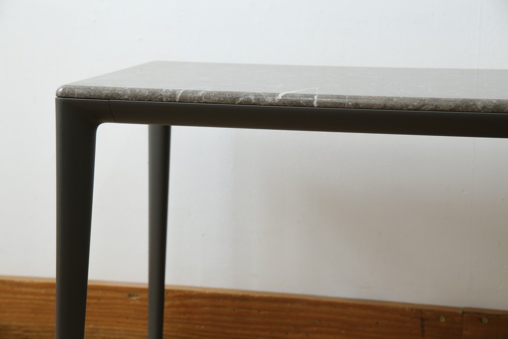 中古　美品!!　arflex(アルフレックス)　ERA(living table)　エラ　リビングテーブル　C.O.D.(シー・オー・ディー)デザイン　大理石の天板とスタイリッシュなシルエットが美しいテーブル　定価約31万円　(R-068242)