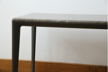 中古　美品!!　arflex(アルフレックス)　ERA(living table)　エラ　リビングテーブル　C.O.D.(シー・オー・ディー)デザイン　大理石の天板とスタイリッシュなシルエットが美しいテーブル　定価約31万円　(R-068242)