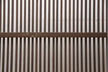 和製アンティーク　千本格子　品のある色合いと重厚な佇まいが魅力の横長衝立て(パーテーション、間仕切り、衝い立て、つい立て、仕切り)(R-068243)