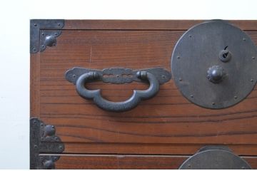 和製アンティーク　前面欅(ケヤキ)材　 引手金具が存在感のある会津箪笥ローボード(衣装箪笥、時代箪笥、和たんす、引き出し、収納箪笥、サイドボード)(R-068255)