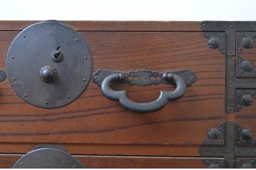 和製アンティーク　前面欅(ケヤキ)材　 引手金具が存在感のある会津箪笥ローボード(衣装箪笥、時代箪笥、和たんす、引き出し、収納箪笥、サイドボード)(R-068255)