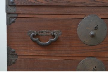 和製アンティーク　前面欅(ケヤキ)材　 引手金具が存在感のある会津箪笥ローボード(衣装箪笥、時代箪笥、和たんす、引き出し、収納箪笥、サイドボード)(R-068256)
