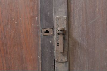 アンティーク建具　総欅(ケヤキ)材一枚板　温かみのある木味が魅力の板戸窓2枚セット(引き戸)(R-068260)