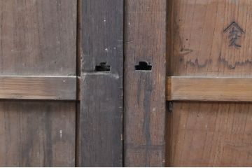 アンティーク建具　総欅(ケヤキ)材一枚板　温かみのある木味が魅力の板戸窓2枚セット(引き戸)(R-068260)