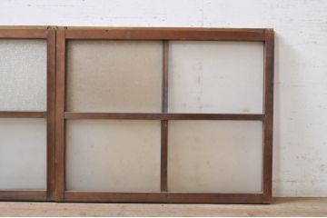 アンティーク建具　経年を感じさせる古い木味のガラス窓2枚セット(引き戸、ガラス戸)(R-068265)