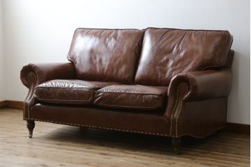 中古　美品　BALMORAL(バルモラル)　HALO(ハロ)　本革(レザー)　鋲打ちデザインとヴィンテージ加工されたボリューム感ある座面が魅力的な2Pソファ(2人掛けソファ、二人掛け、ラブソファ、アームソファ、レザーソファ)(定価約473,000円)(R-068267)